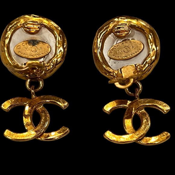 Chanel Vintage Gold Plated And Pearl and Earrings - Picture 5 of 5